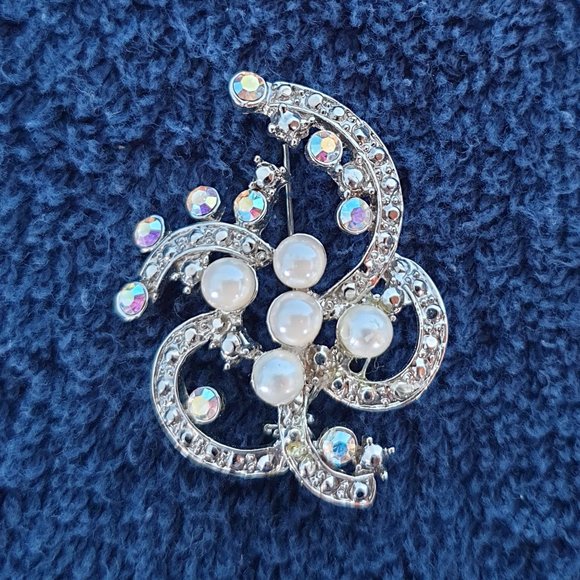 Art Nouveau Aurora Borealis Rhinestone & Faux Pearl Silver Tone Spiral Brooch - Picture 3 of 11